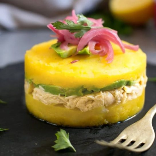 Causa limeña de camarão e batata amarela servida no Restaurante Na Paz