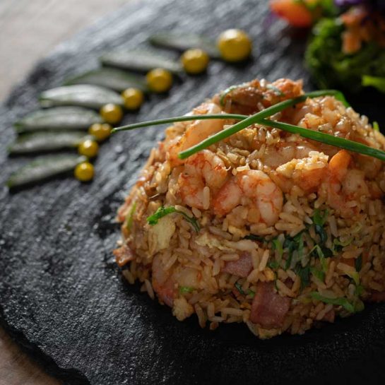Arroz chaufa peruano com legumes e frango servido no Restaurante Na Paz em Praia da Pipa